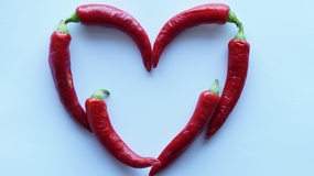 摆成爱心的红辣椒摄影图片